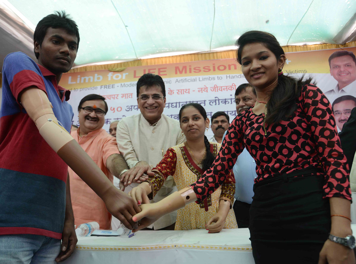 FREE-Modern / Electronic Artificial Limb's to Handicap / Accident Victims by MP.Dr.Kirit Somiaya in Presence of Minister Prakash Mehta at Ghatkopar(E) Pantnagar.