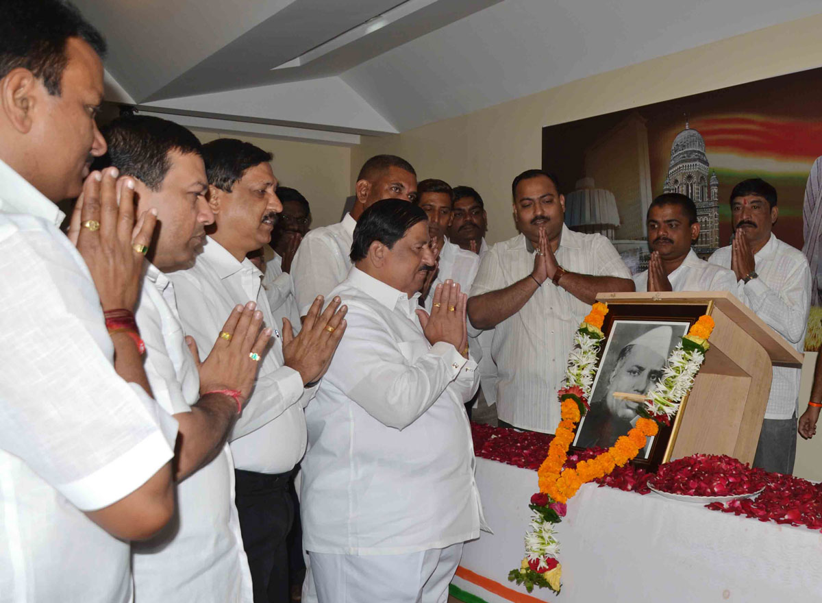 Mumbai Congress Paying Tribute to The First Chief Minister of Maharashtra Late Yashwantrao Chavan on his 102th Birth Anniversary.