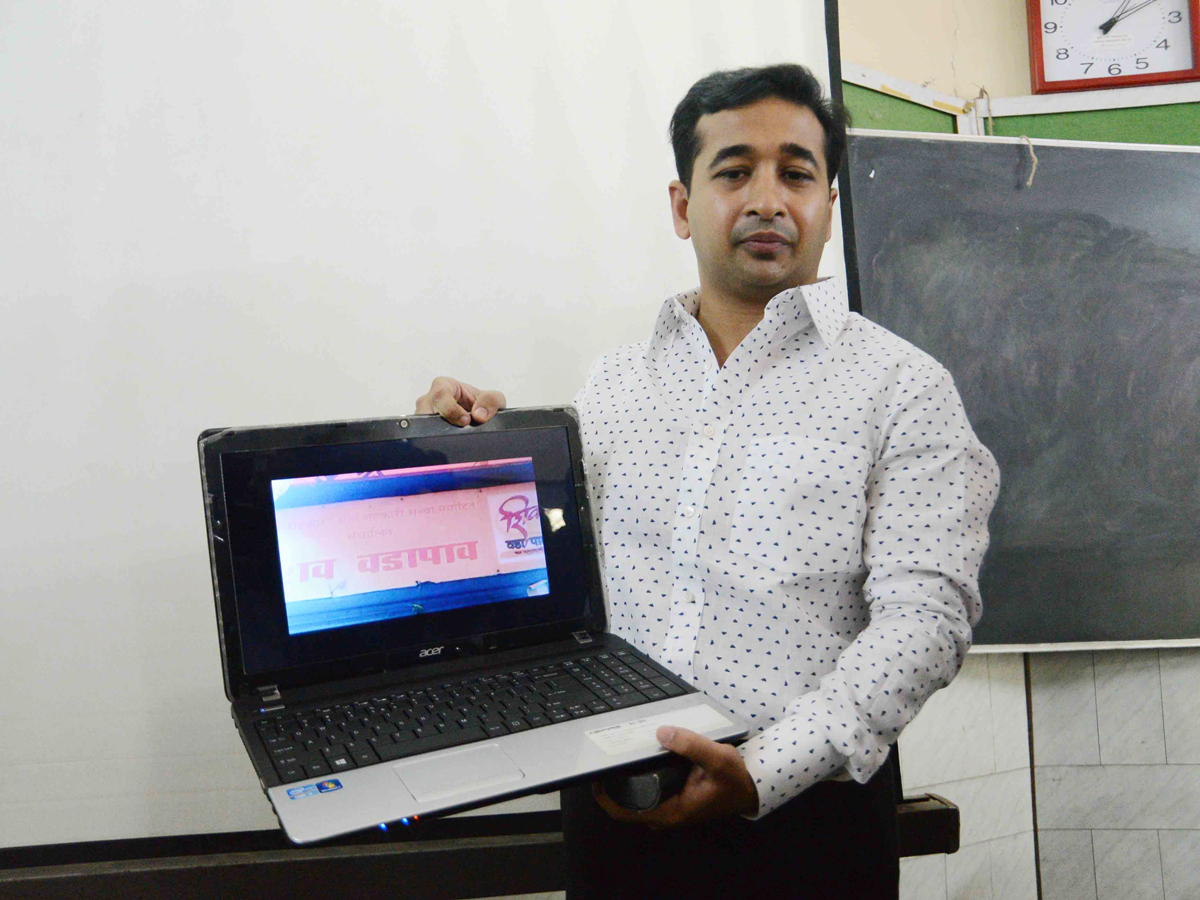 MLA Nitesh Narayanrao Rane during Press Conference Poll Khol of "Shiv VadaPav"at Mumbai Marathi Patarkar Sangh.