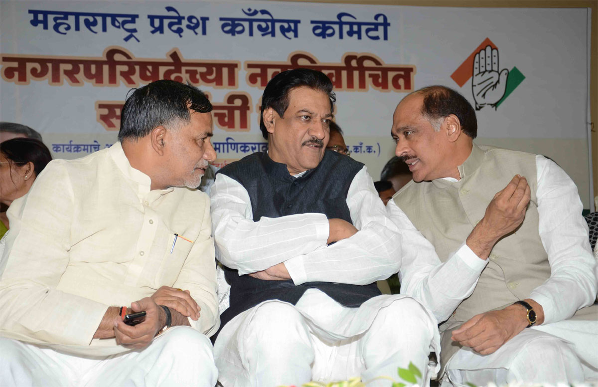 CHIEF MINISTER PRITHVIRAJ CHAVAN,MPCC PRESIDENT MANIK RAO THAKRE,MRCC PRESIDENT KRIPASHANAKR SINGH AT TILAK BHAVAN.