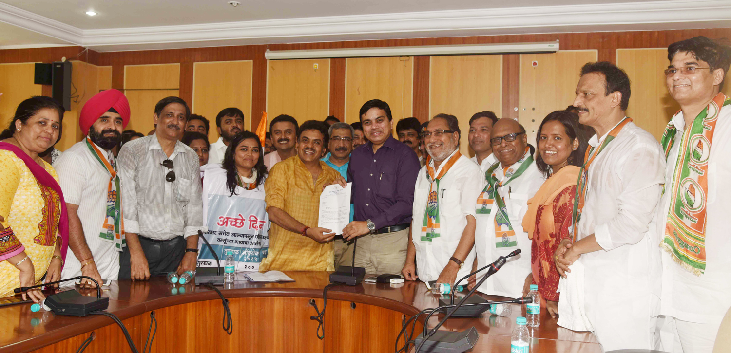 Mumbai Congress Thali-Belan Morcha at Collector Office Bandra.