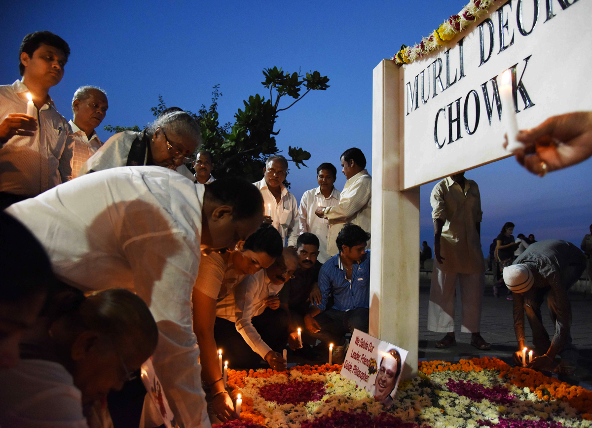 Ex.MLA Annie Shekhar & Vinod Shekhar with South Mumbai Congress Party Workers Paying Homage to Congress Leader Late Murli Deoraji on his 1st Death Annivesary by Lighting Candles Laying Flowers at Murli Deora Chowk Opposite Oberoi Hotel Churchgate.