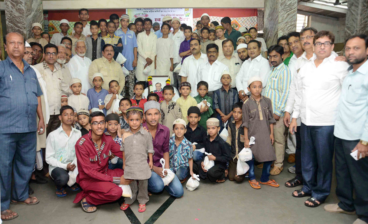 Byculla Assembly Ex.MLA Madhu Chavan Homage to Congress Leader & Ex.Union Minister Late.Murli Deora. on His Death Anniversary.