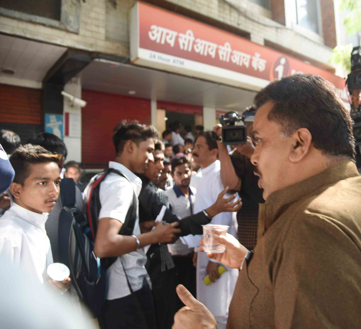 MRCC Prersident Sanjay Nirupam visited various Banks & ATM's in Mumbai Town CST were Common Public Queued for Exchange & Withdrawal of thier Money.