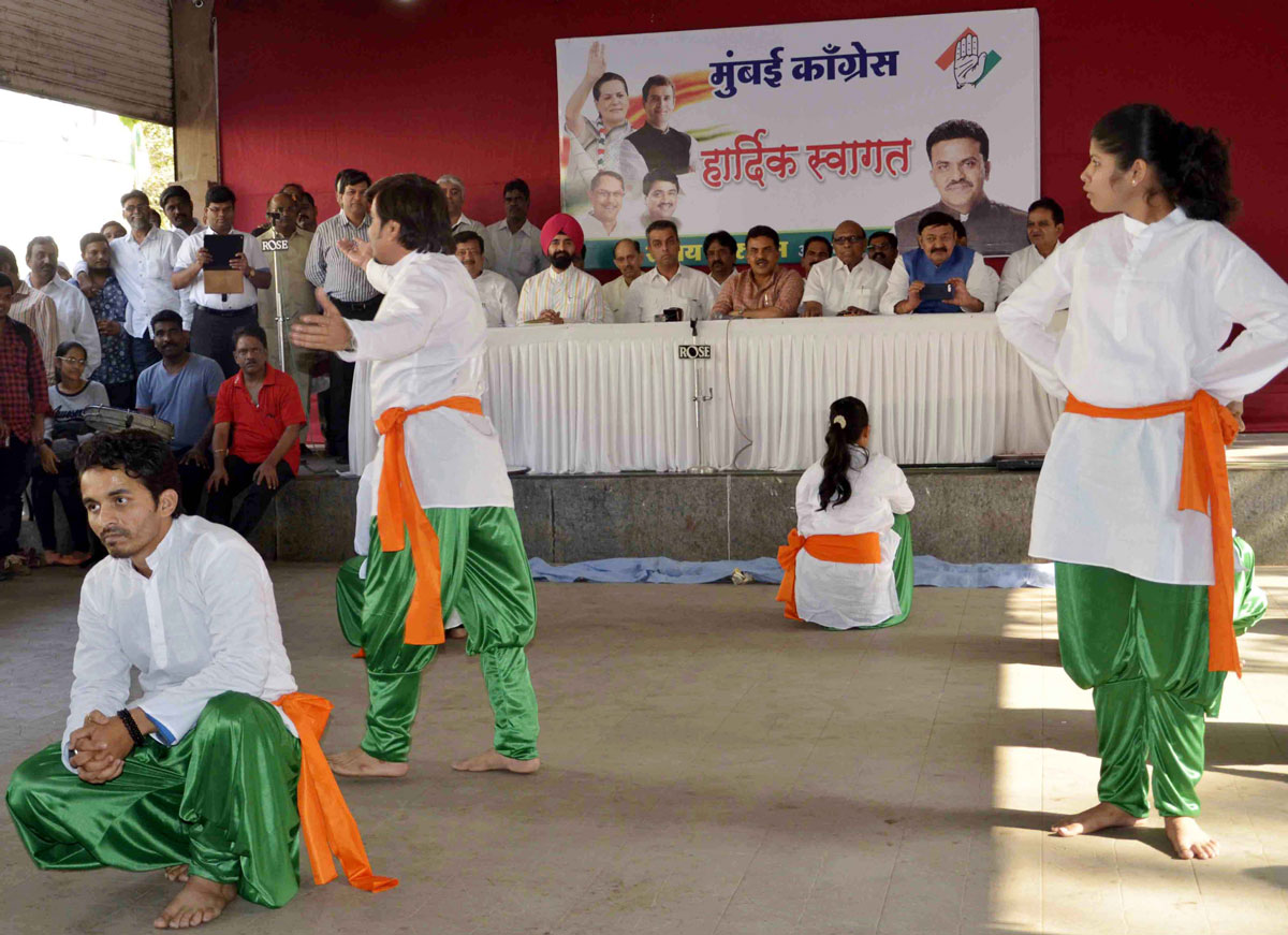 MRCC President Sanjay Nirupam Congress Party Leaders Milind Deora & Eknathrao Gaikwad at Rajiv Gandhi Bhavan.