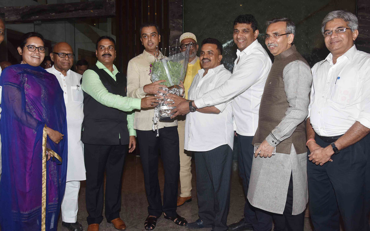Mumbai Congress MLA's & MLC's felicitate Milind Deora.