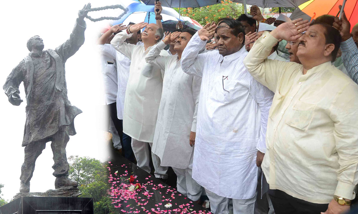 Mumbai Congress Leader's Paying Tribute Respect to Bharat Ratna Late.Prime Minister Rajiv Gandhi on his 73th Birth Anniversary at Cooperage Maidan.