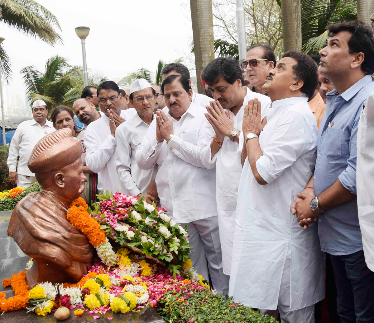 Congress Leaders MPCC President MP.Ashokrao Chavan & MRCC President Sanjay Nirupam Paying Tribute to Lokmanya Tilak at Girgaon Chowpatty on his Death Anniversary.