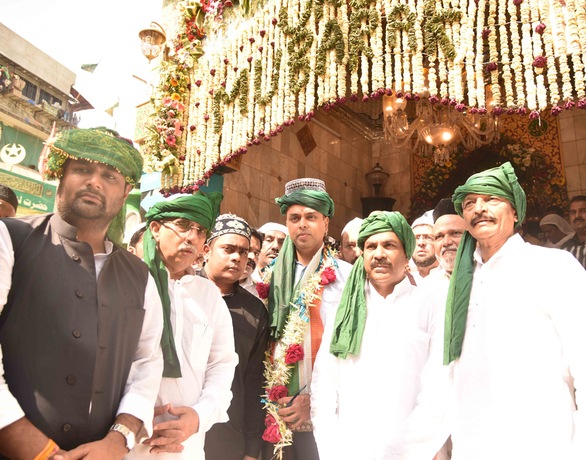 Newly Appointed Mumbai Congress President Milind Deora for Blessing at Mahim Dargha.