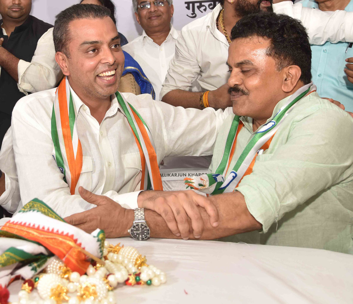 Mumbai Regional Congress Committee Newly Appointeed President Milind Deora Taking Charge from Former MRCC President Sanjay Nirupam at Mumbai Rajiv Gandhi Bhavan.