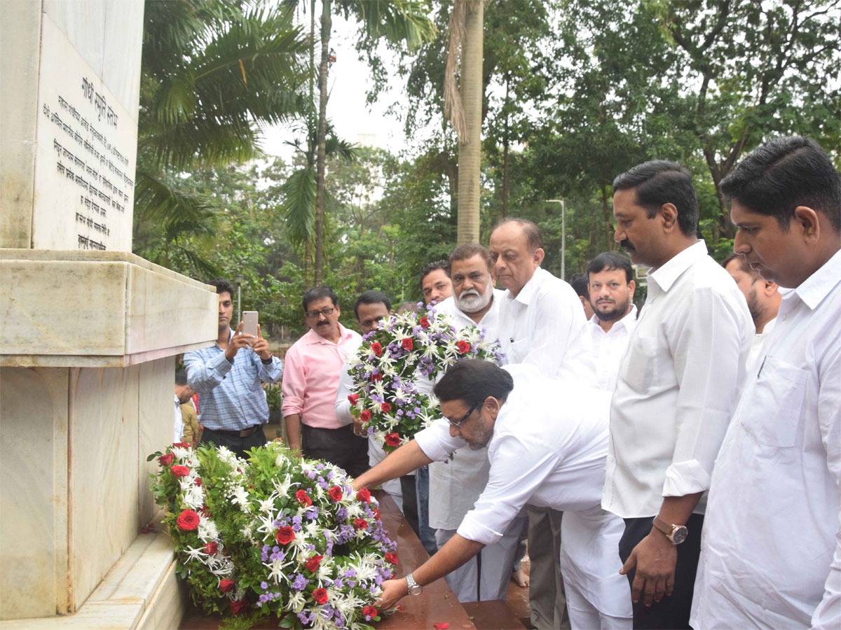Tribute to Krantveers on August Kranti Din at Auguast Kranti Maidan.
