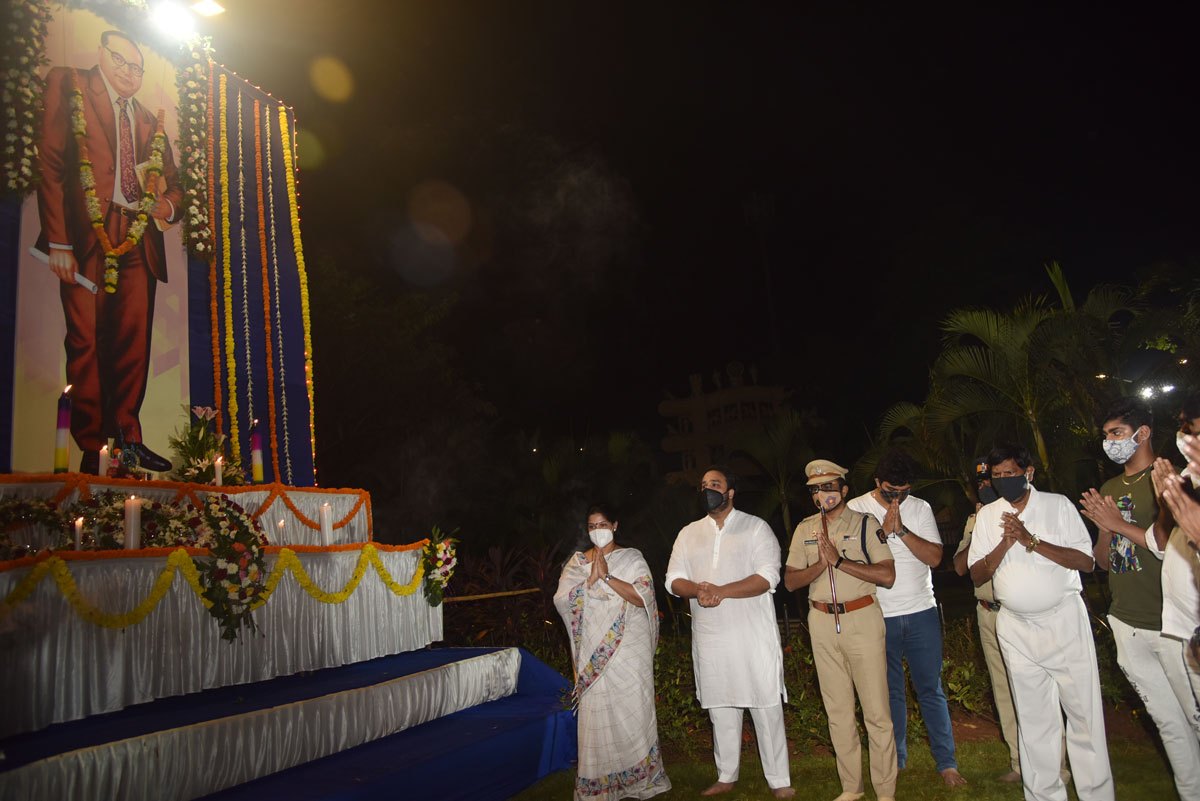 MOS Ramdas Athawale & MLA Zeeshan Siddique offers floral tribute to Mahamanav Bharatratna Dr. Babasaheb Ambedkar on Mahaparinirvan.