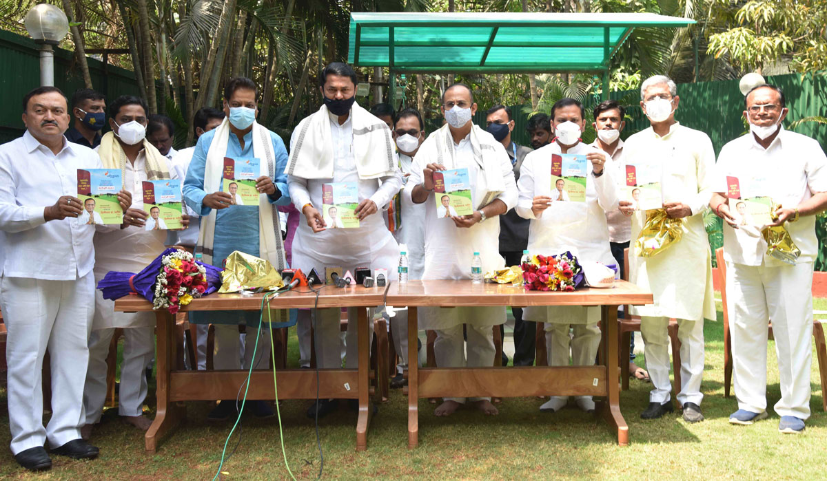 MPCC President Nanabhau Patole & Former CM Prithviraj Chavan during Gokul Report Prakashan