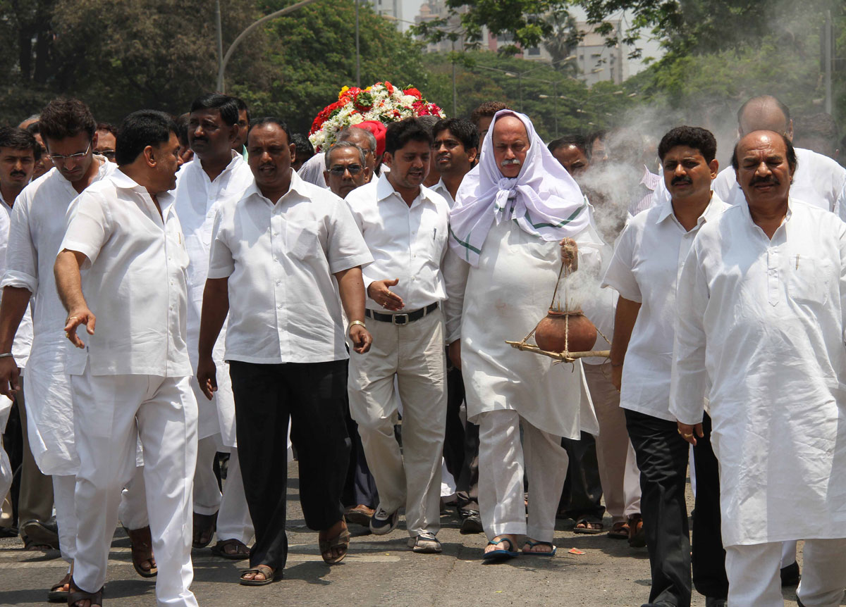 VASANT KAMAT FATHER OF M.P. & EX.UNION MINISTER GURUDAS KAMAT PASSED AWAY TODAY MORNING FUNERAL AT CHEMBUR.