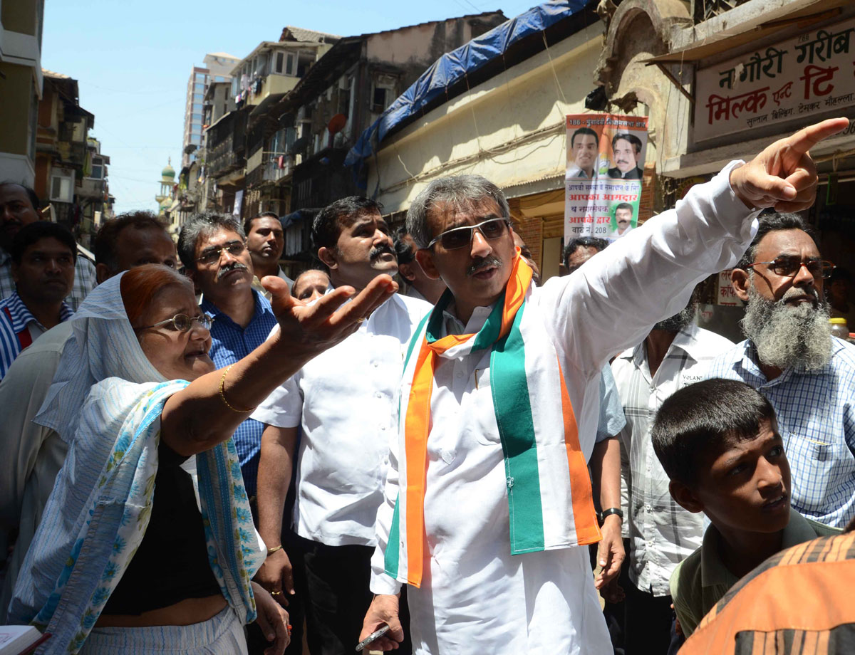MLA AMIN PATEL & MUNICIPAL CORPORATER MANOJ JAMSUTKAR ON ROUND AT NAGPADA.