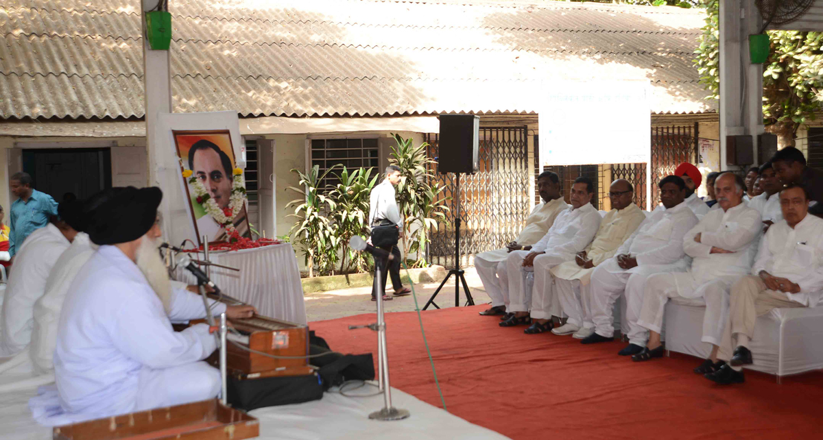 MUMBAI CONGRESS PAYING TRIBUTE TO LATE PRIME MINISTER RAJIV GANDHI ON HIS DEATH ANNIVERSARY AT MRCC RAJIV GANDHI BHAVAN AZAD MAIDAN.