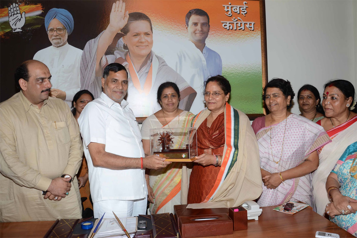 MRCC PRESIDENT & MLA KRIPASHANKAR SINGH MEETS ALL INDIA MAHILA CONGRESS PRESIDENT ANITA VARMA IN MUMBAI CONGRESS RAJIV GANDHI BHAVAN.