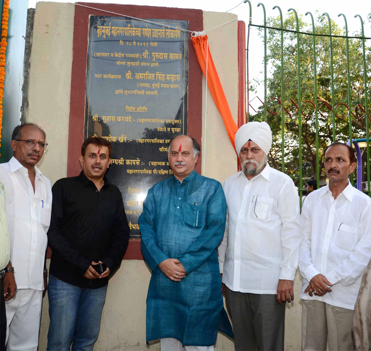 UNION MINISTER GURUDAS KAMAT INUAGRATING SAMAJ KALYAN KENDRA GARDEN, SPORTS GROUND IN HIS CONSTITUENCY AT GOREGAON.