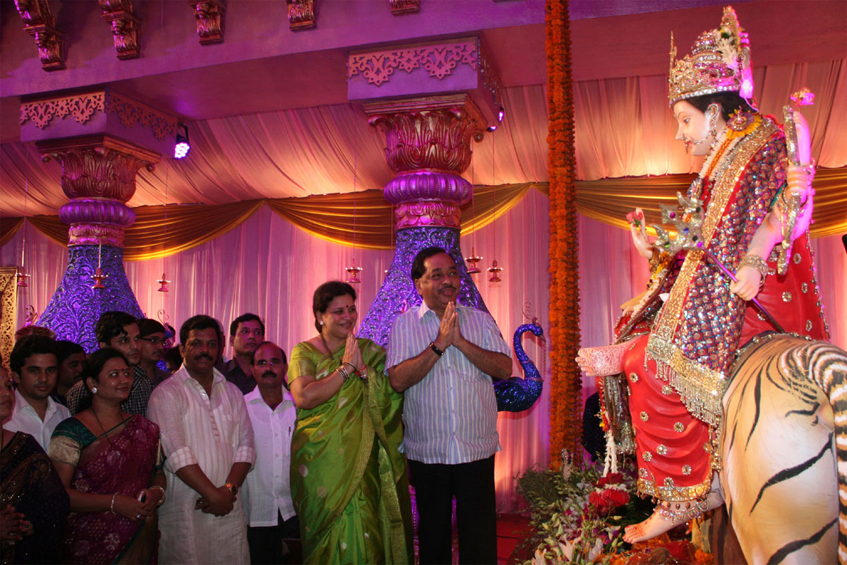 MINISTER NARAYANRAO RANE WITH WIFE SMT.NILAMTAI RANE FOR DEVI DARSHAN AT THANE.