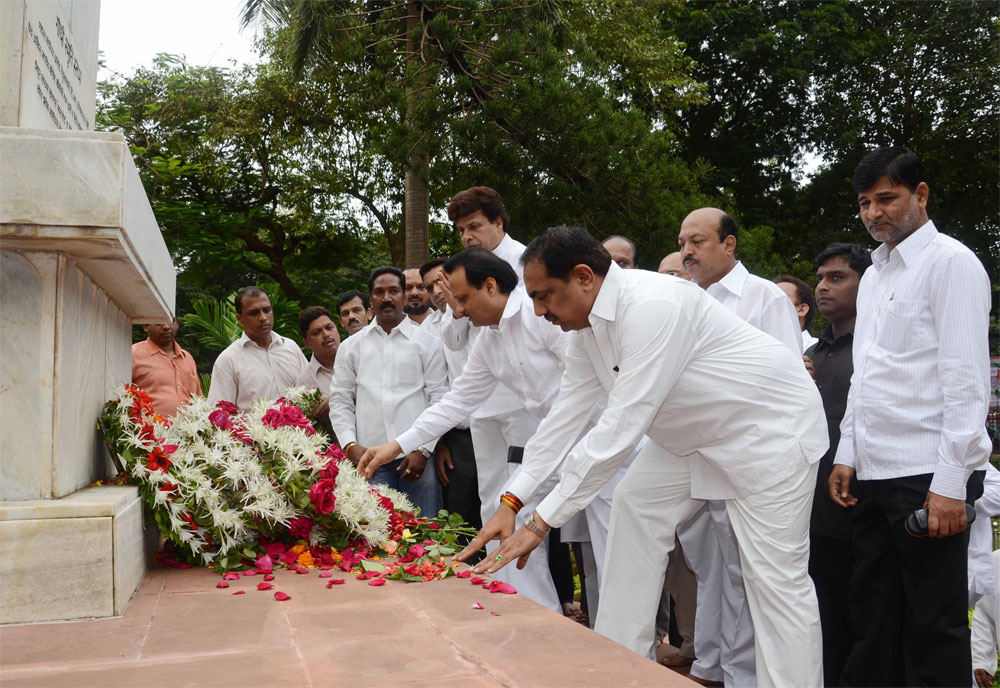ON OCCASION OF AUGUST KRANTI DIN DY.CHIEF MINISTER AJITDADA PAWAR & GUARDIAN MINISTER JAYANT PATIL PAYING TRIBUTE TO KRANTIVEER"S AT AUGUST KRANTI MAIDAN.