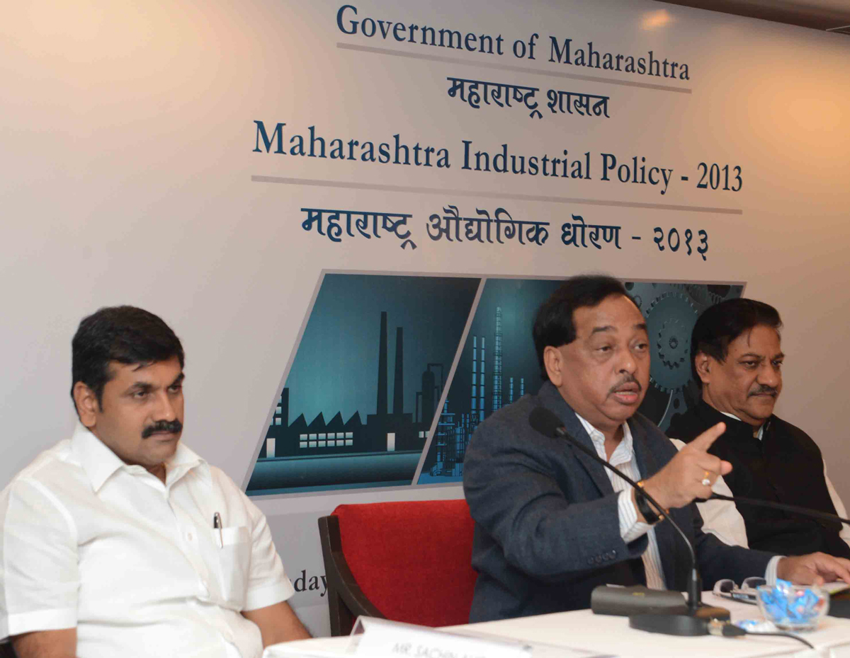CHIEF MINISTER PRITHVIRAJ CHAVAN WITH MINISTER NARAYANRAO RANE IN PRESS CONFERENCE AT HOTEL TRIDENT.