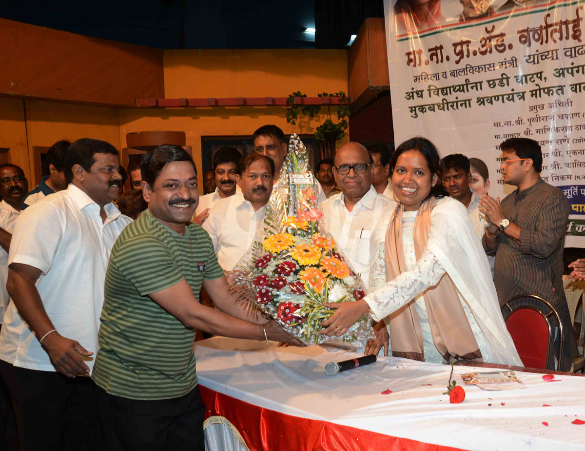 MINISTER VARSHATAI GAIKWAD FELICITATED MARATHI FAMOUS CINE STAR SANJAY NARVEKAR.