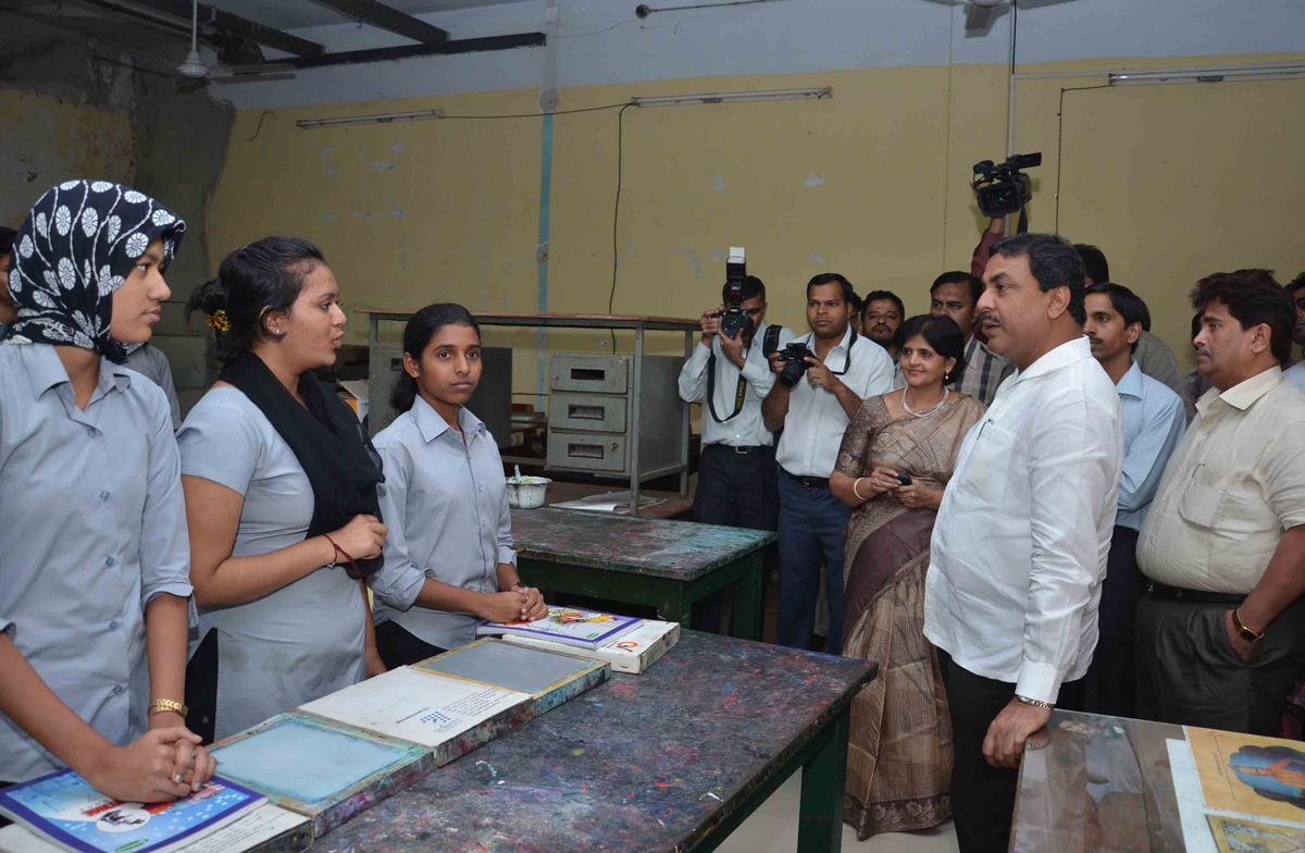 MINISTER MOHD.ARIF NASIM KHAN VISITED MINORITY ITI COLLEGE AT SIR J.J.SCHOOL OF ARTS CST.