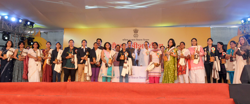 ON "WOMENS DAY" CHIEF MINISTER PRITHVIRAJ CHAVAN,DY.CHIEF MINISTER AJIT PAWAR & MINISTER VARSHATAI GAIKWAD ( MAHILA & BAL VIKAS ) AT PUNE BALEWADI.