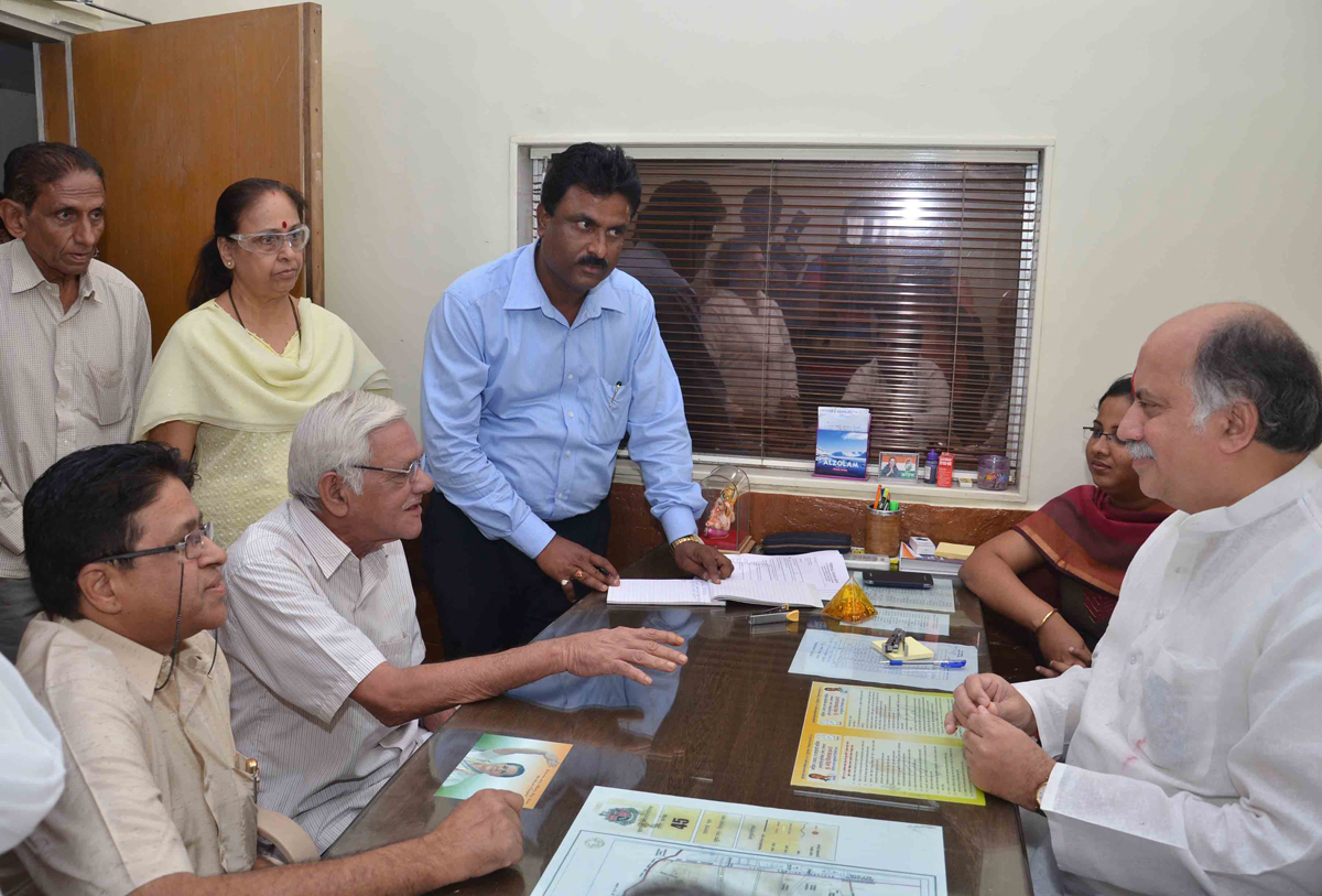 M.P.& EX UNIUON MINISTER GURUDAS KAMAT JANSAMPARK ABHIYAAN AT MALAD (W).