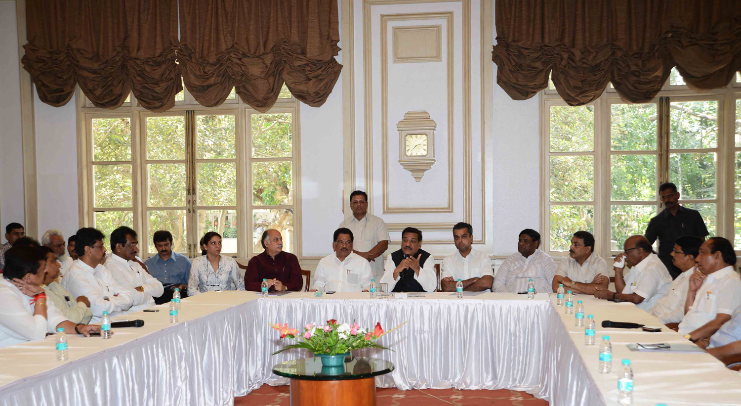 CHIEF MINISTER PRITHVIRAJ CHAVAN & CONGRESS MP's,MLA's & MINISTER's MEETING WITH TRADERS ON ISSUE OF LBT AT SAHYADRI GUEST HOUSE.
