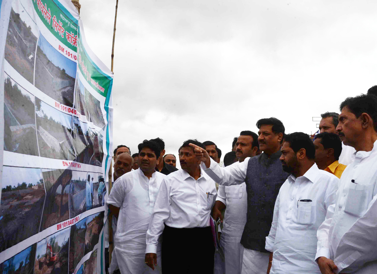 CHIEF MINISTER PRITHVIRAJ CHAVAN & MINISTER DR.NITIN RAUT LAUNCHED RAIN WATER HARVESTING AT SATARA GONDAWALE MAAN TALUKA.