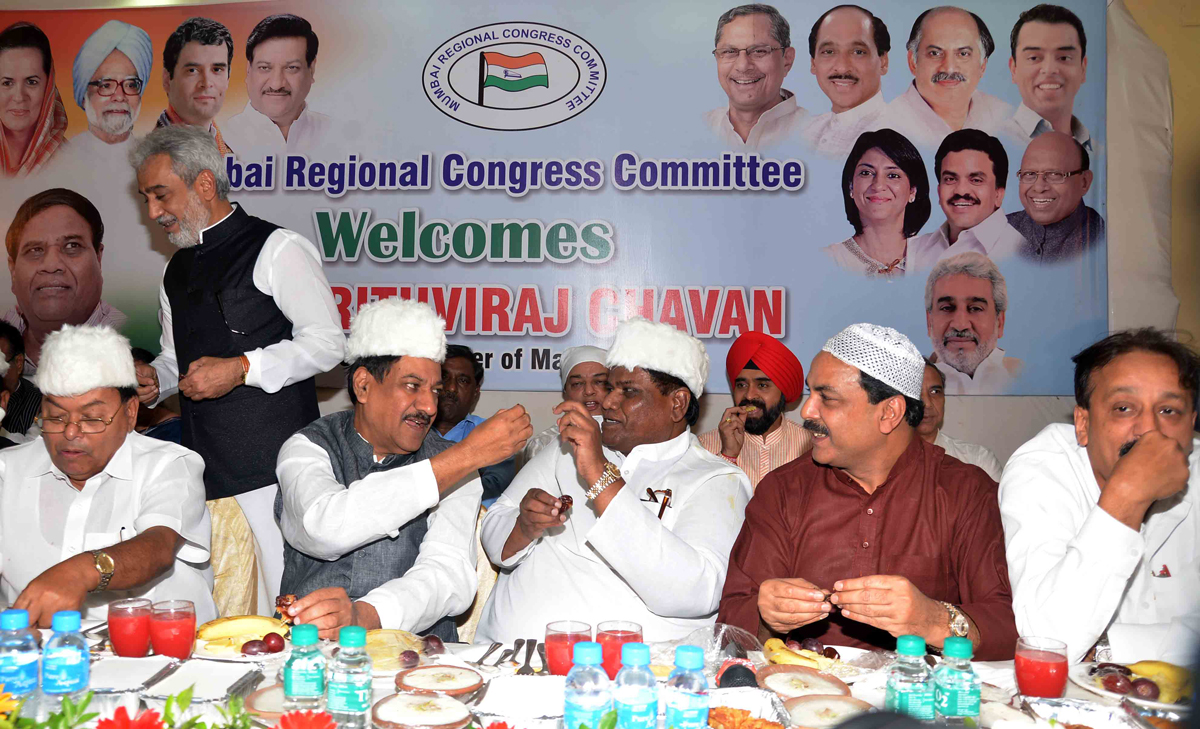 CHIEF MINISTER PRITHVIRAJ CHAVAN IN RAMZAN ROZA-E-IFTAR PARTY ORGANIZED BY MRCC AT ISLAM GYMKHANA MUMBAI.