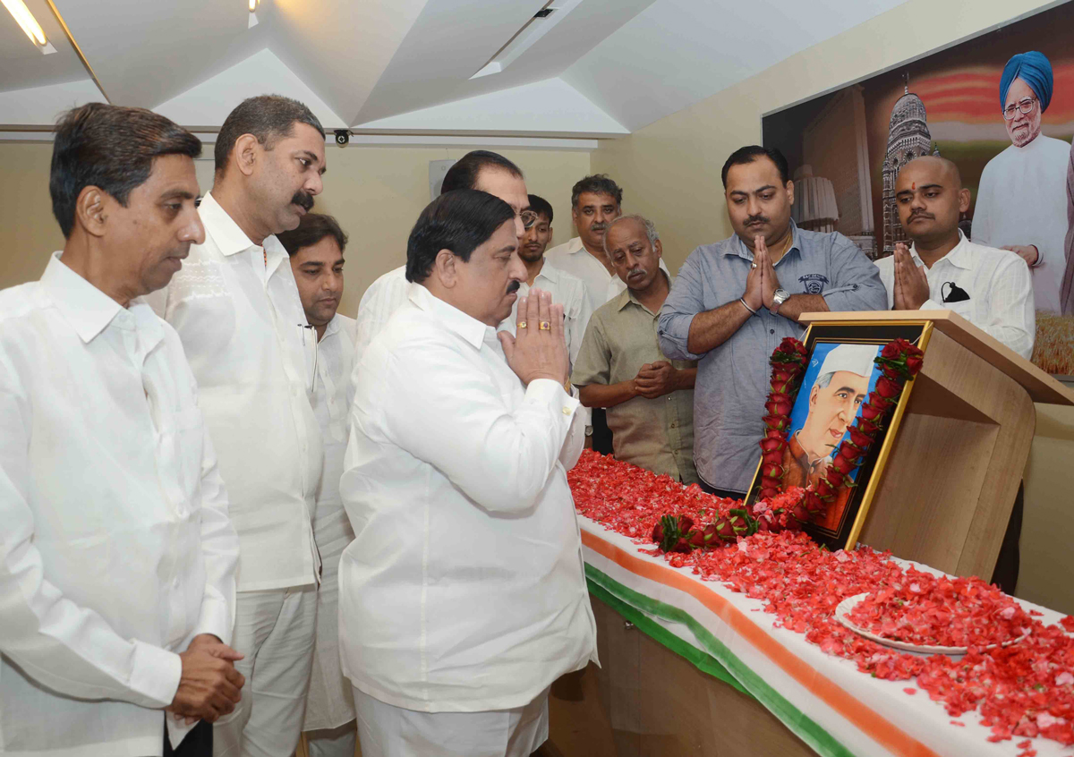 MUMBAI CONGRESS LEADER'S PAYING TRIBUTE TO LATE PRIME MINISTER OF INDIA PANDIT JAWAHARLAL NEHRU ON HIS BIRTH ANNIVERSARY AT MRCC RAJIV GANDHI BHAVAN.