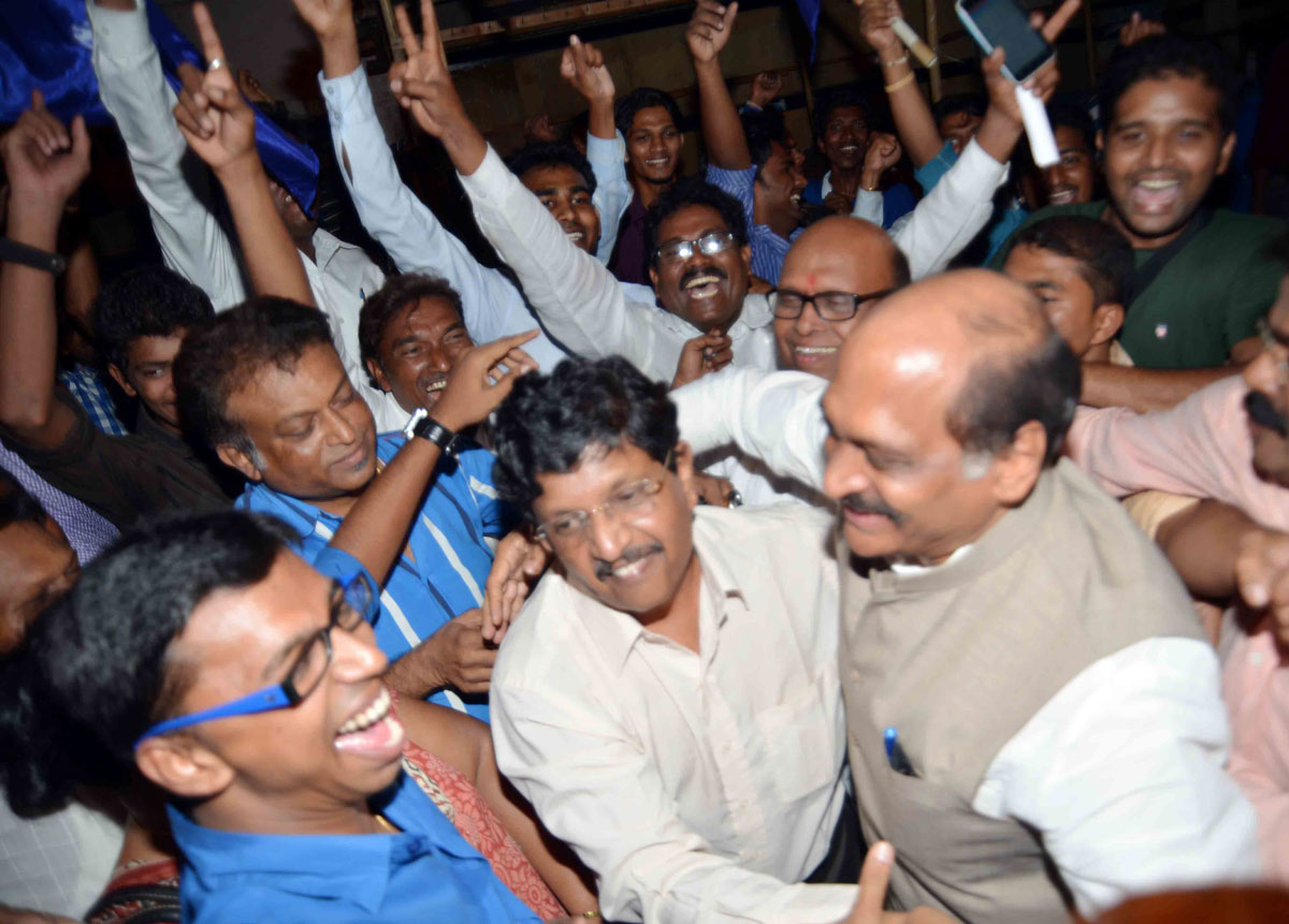 MPCC PRESIDENT MANIKRAO THAKARE & REPUPLICAN SENA LEADER ANANDRAJ AMBEDKAR CELEBRATING AT DADAR CHAITYABHOOMI !!!!!!!