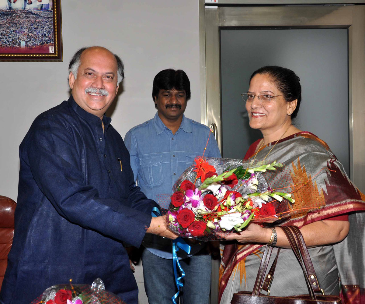 ALL INDIA MAHILA CONGRESS PRESIDENT ANITA VARMA VISIT TO M.P.& EX UNION MINISTER GURUDAS KAMAT OFFICE AT D.N.NAGAR ANDHERI.