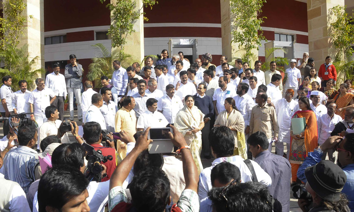Opposition Party Leaders protest at Nagpur vidhan bhavan.