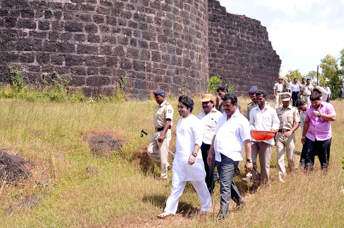 M.P.DR.NILESH NARAYANRAO RANE AT VIJAYDURG.