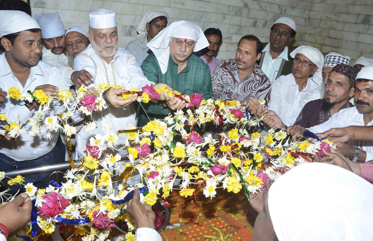 AICC Gen.Sec.& MP.Gurudas Kamat Visit Hazrat Chand Shah Wali Dargah at Powai.