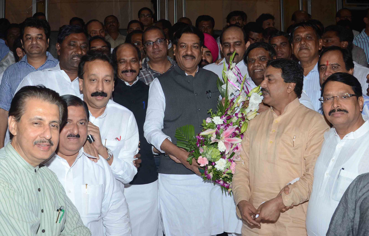 Minister's & MLA's Congratulating Chief Minister Shri Prithviraj Chavan for The Bold Decision To Pass a Bill in The Legislature Regularising the Hutments Upto 2000 On The Last Day Budget Session At Vidhan Bhavan Mumbai.