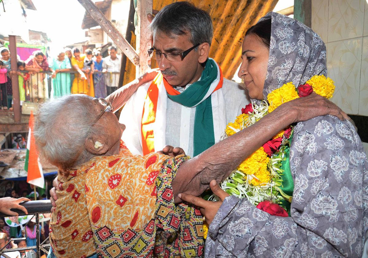 MLA AMIN PATEL IN RALLY OF CONGRESS-NCP CANDIDATES SAHANA KHAN AT KAMATHIPURA WARD NO.209 .