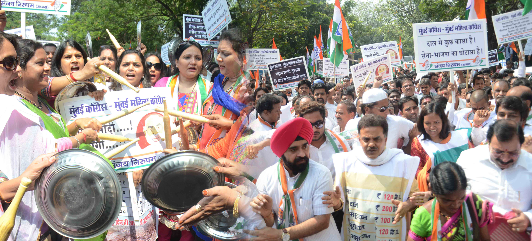 Mumbai Congress Thali-Belan Morcha at Collector Office Bandra.