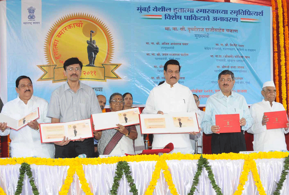 CHIEF MINISTER PRITHVIRAJ CHAVAN ON HUTATMA DIN AT HUTATMA CHOWK FORT MUMBAI.