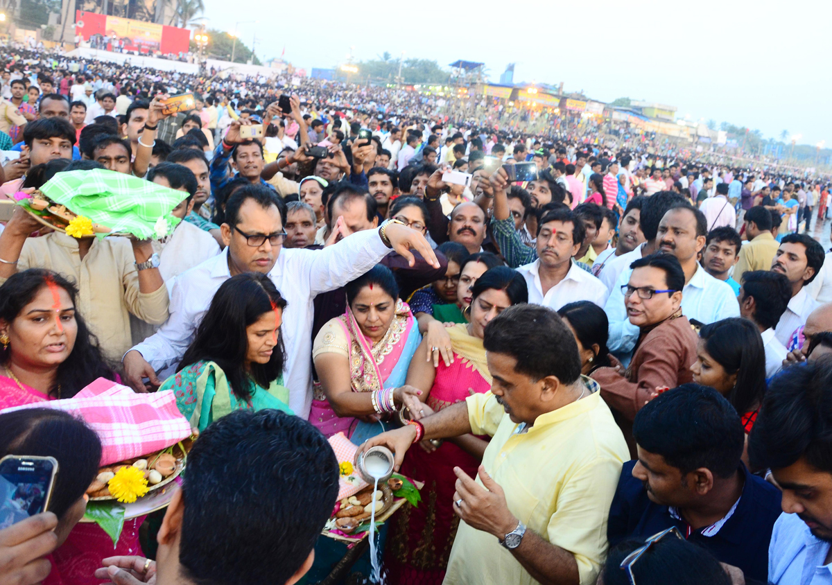 Chath Puja by MRCC President Sanjay Nirupam & Bihari Front at Juhu Chowpatty.