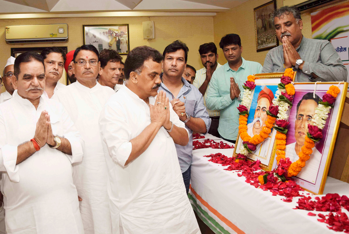 MRCC President Sanjay Nirupam Paying Tribute to Lokmanya Tilak on his Death Anniversay & Lokshahir Annabhau Sathe on his Birth Anniversary at Rajiv Gandhi Bhavan.