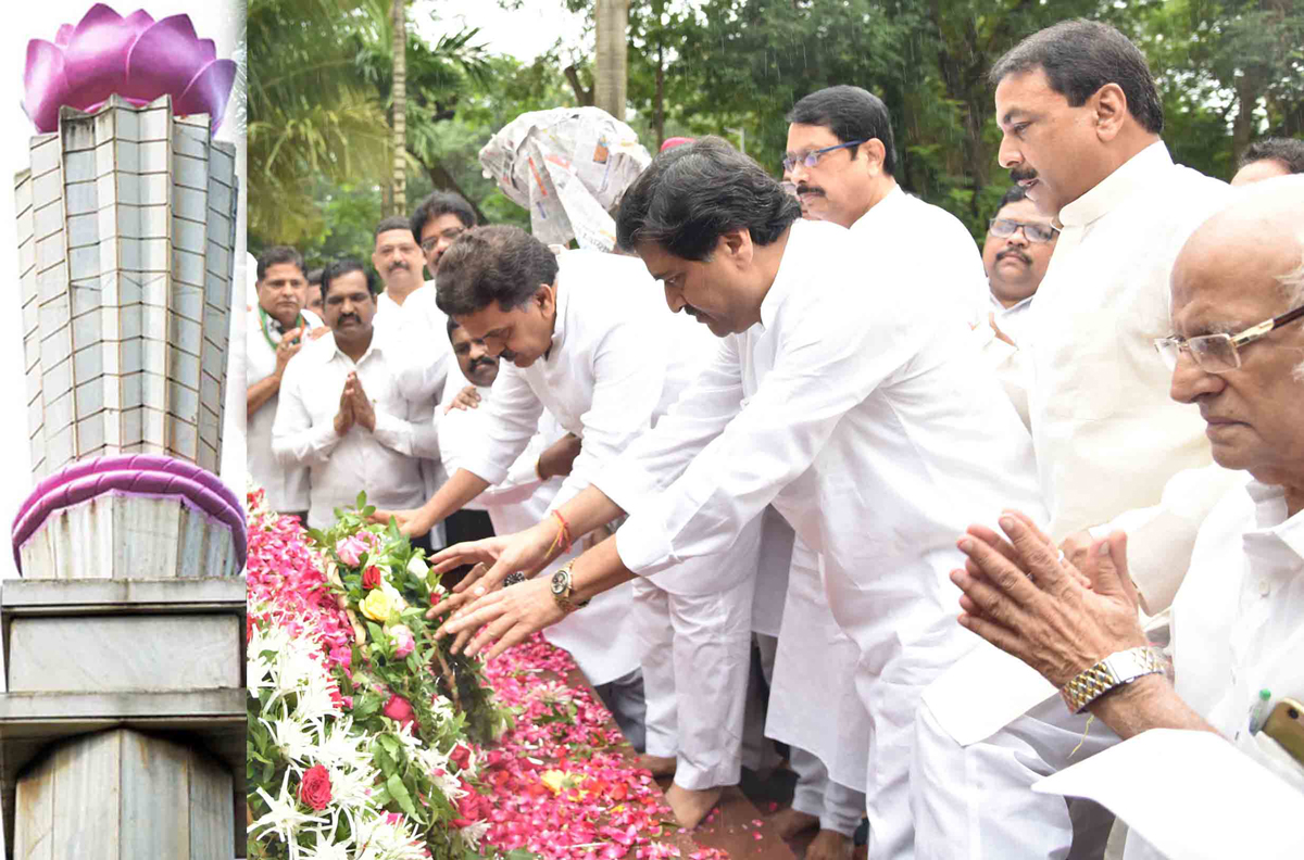 Leader's Paying Homage to Krantiveer's on Occasion of Kranti Din at August Kranti Maidan Gawalia Tank.