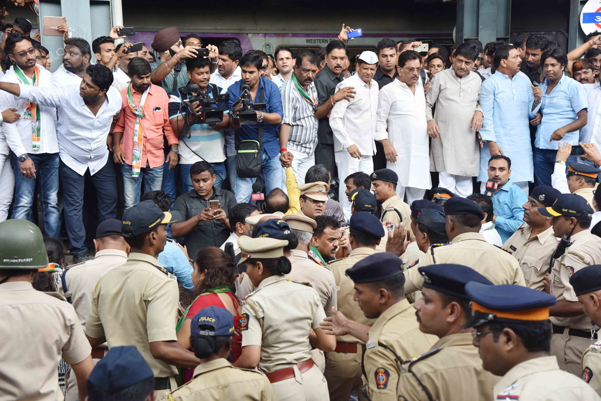 Congress Leaders at Andheri Station for Rail Roko on todays Bharat Baandh.