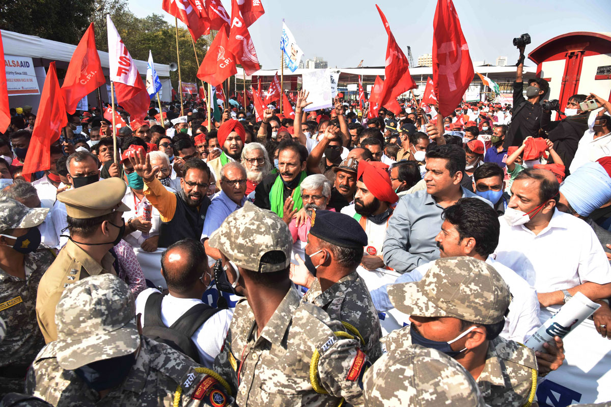 Farmers Protest Rally Supported by Maharashtra Maha Vikas Aghadi at Mumbai Azad Maidan to Raj Bhavan.