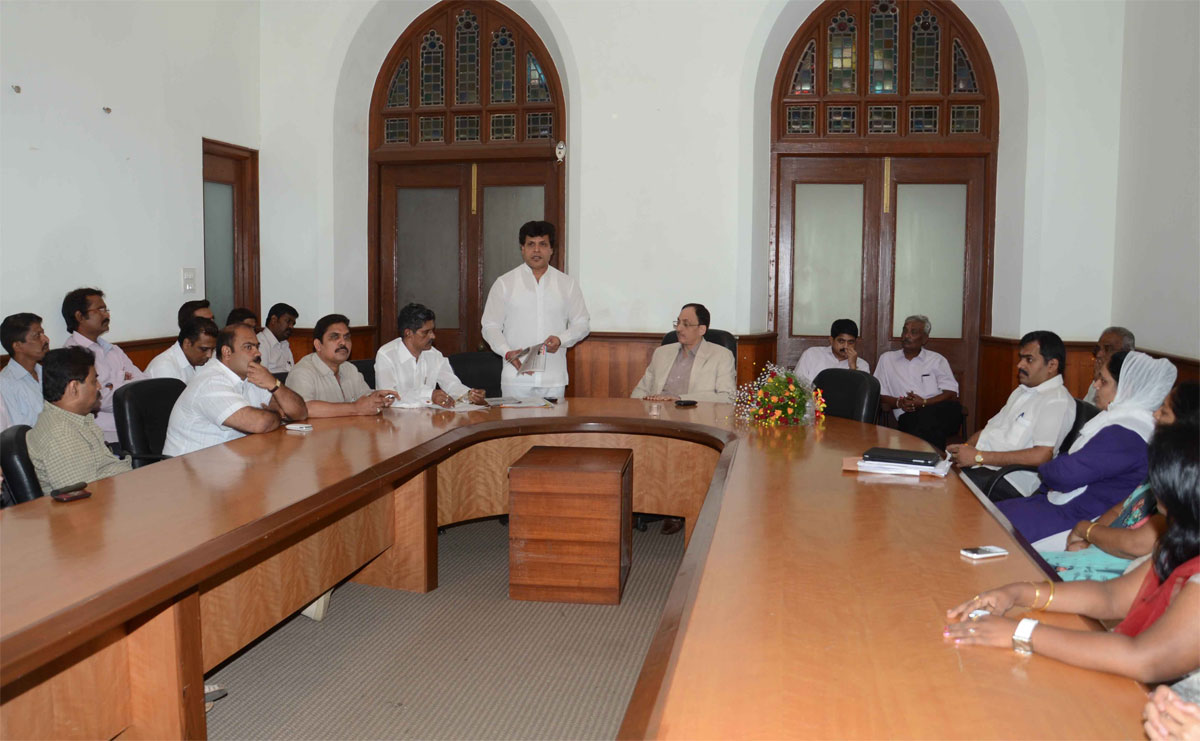 MUMBAI NCP PRESIDENT NARENDRA VERMA & TEAM MEETS NEWLY BMC COMMISSIONER SITARAM KUNTE AT BMC HEAD OFFICE.