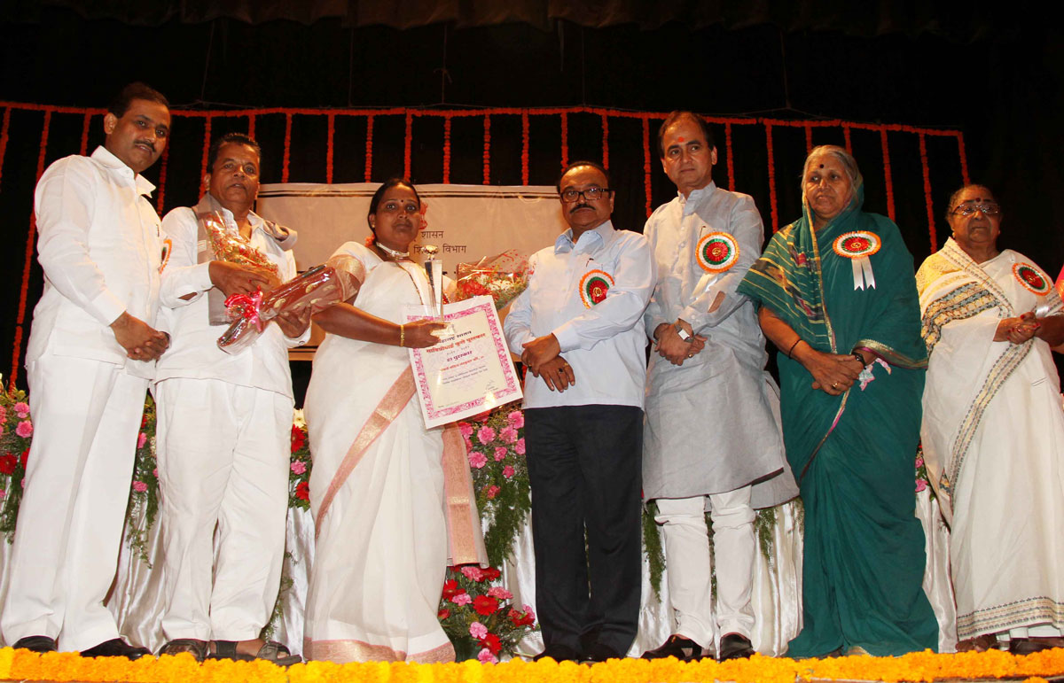 MINISTER CHHAGAN BHUJBAL IN SAVITRI BAI PHULE PURSKAR AT K.C.COLLAGE.