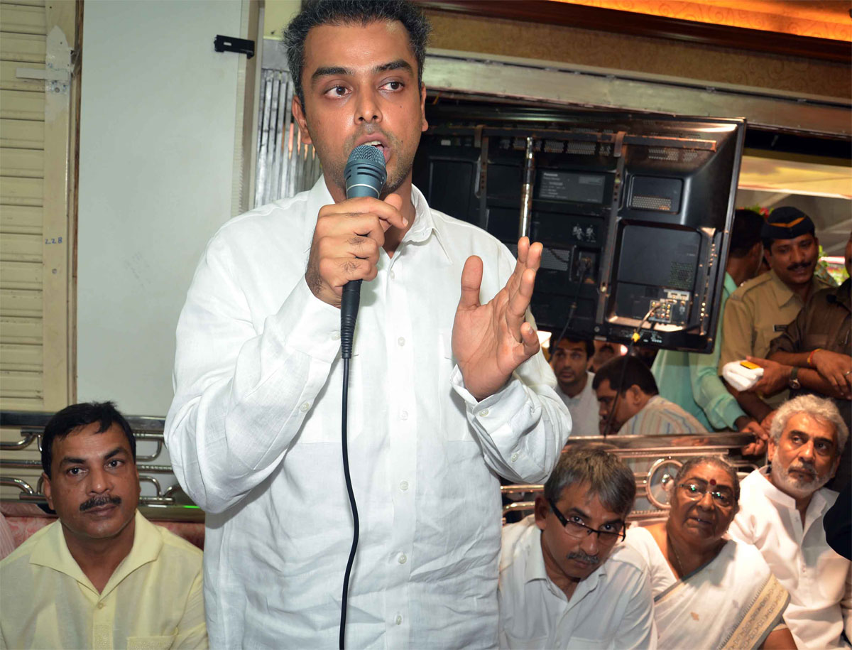 UNION MINISTER OF STATE MILIND DEORA INAUGURATED MANISH MARKET IN MUMBAI.